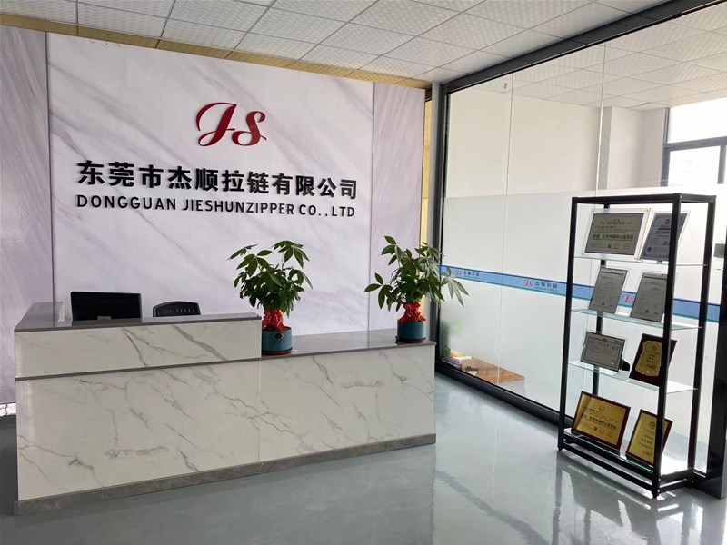 塑料拉链和尼龙拉链有什么区别？